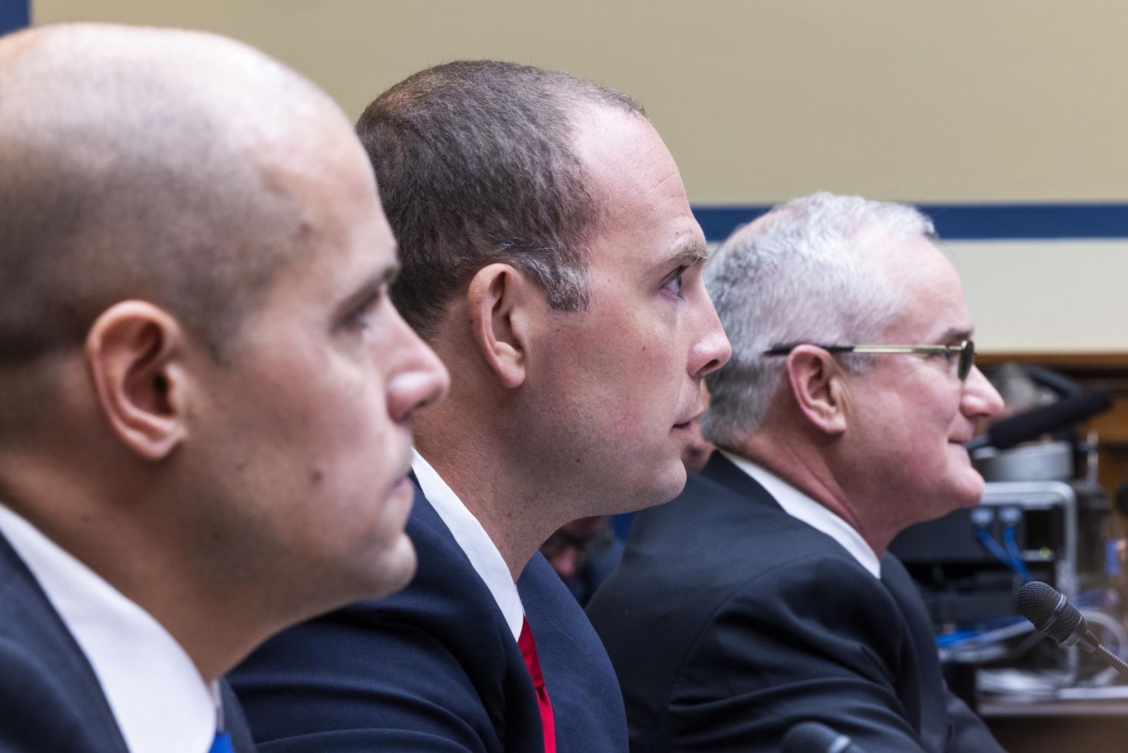 El director ejecutivo de Americans for Safe Aerospace, Ryan Graves, el denunciante y ex representante de la Fuerza de Tarea de Fenómenos Aéreos No Identificados del Departamento de Defensa, David Grusch, y el comandante retirado de la Marina, David Fravor, testifican ante una audiencia del Comité de Supervisión y Responsabilidad de la Cámara sobre ovnis