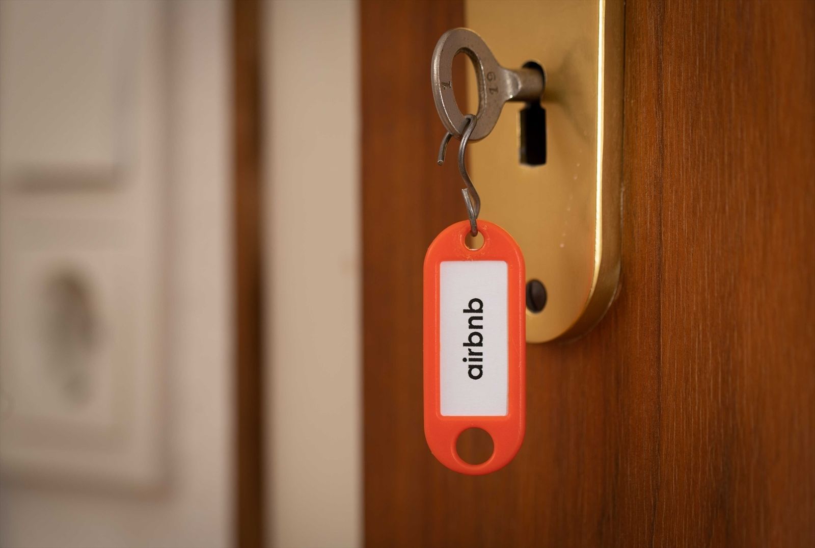 Puerta con una llave con una etiqueta de 'airbnb'