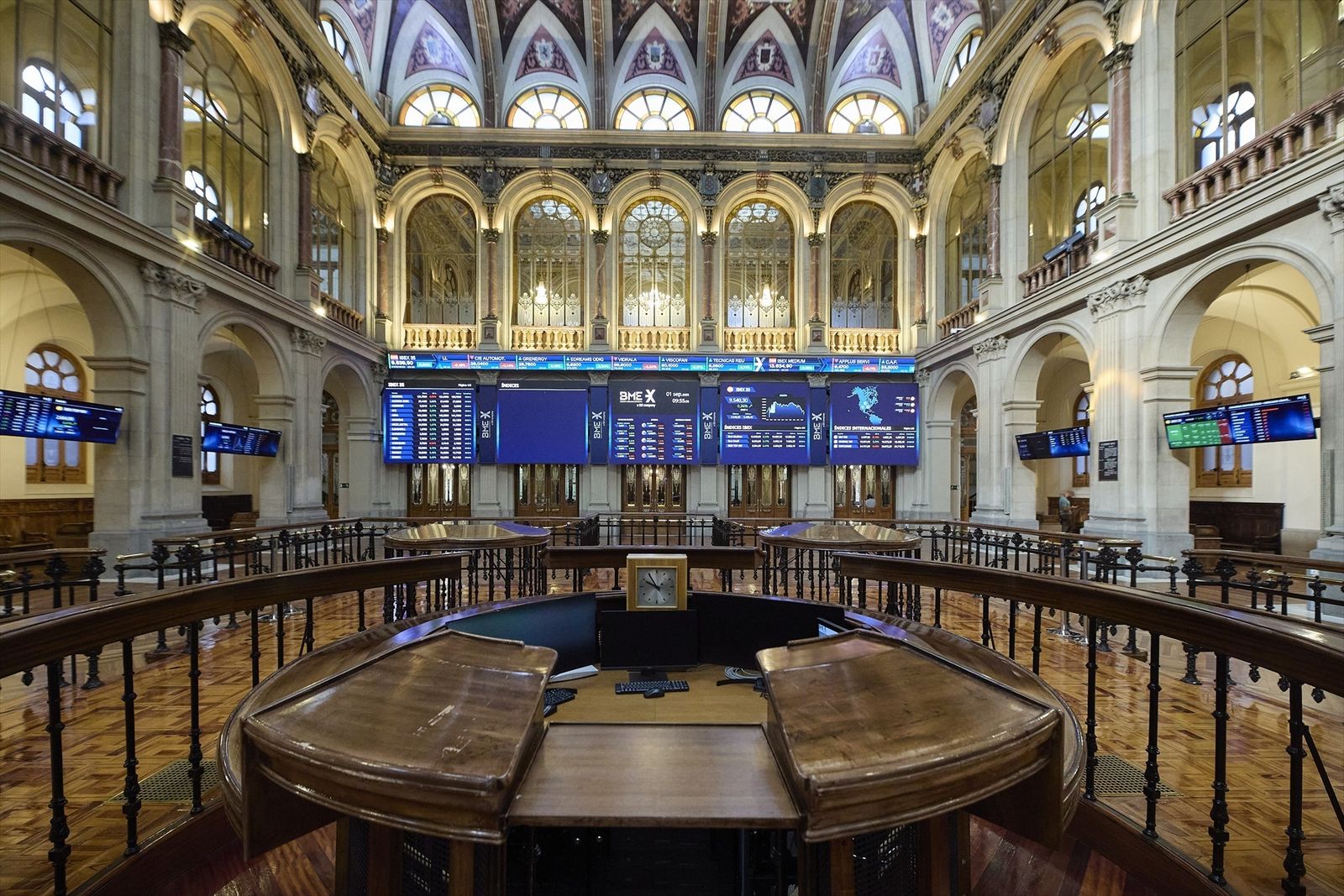 arios paneles del Ibex 35 en el Palacio de la Bolsa