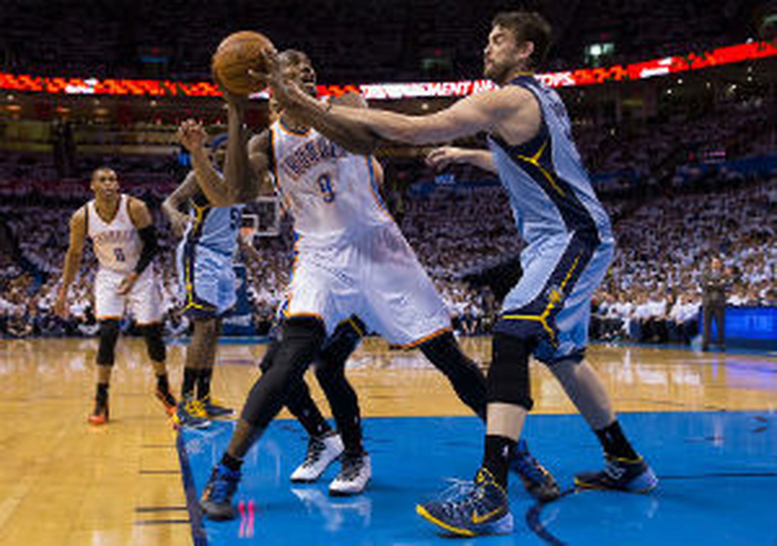 Marc Gasol ante Ibaka