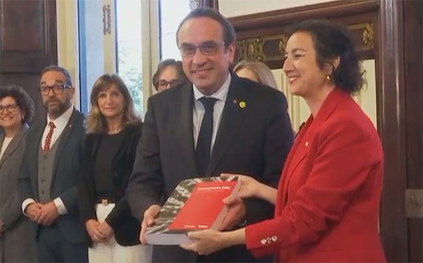 La consellera catalana de Economía y Finanzas entrega los Presupuestos en el Parlament y confía en "sumar los apoyos necesarios" durante el trámite