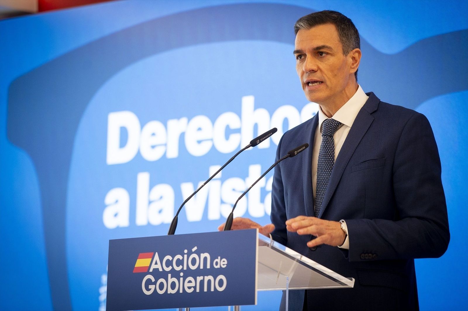 Sánchez anuncia una ayuda de 100 euros en la compra de lentillas y gafas para menores de 16 años
