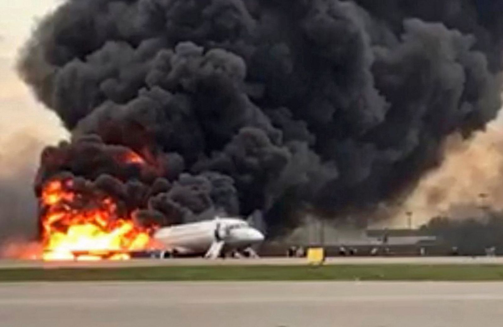 Un avión de pasajeros se incendia al aterrizar en un aeropuerto de Moscú