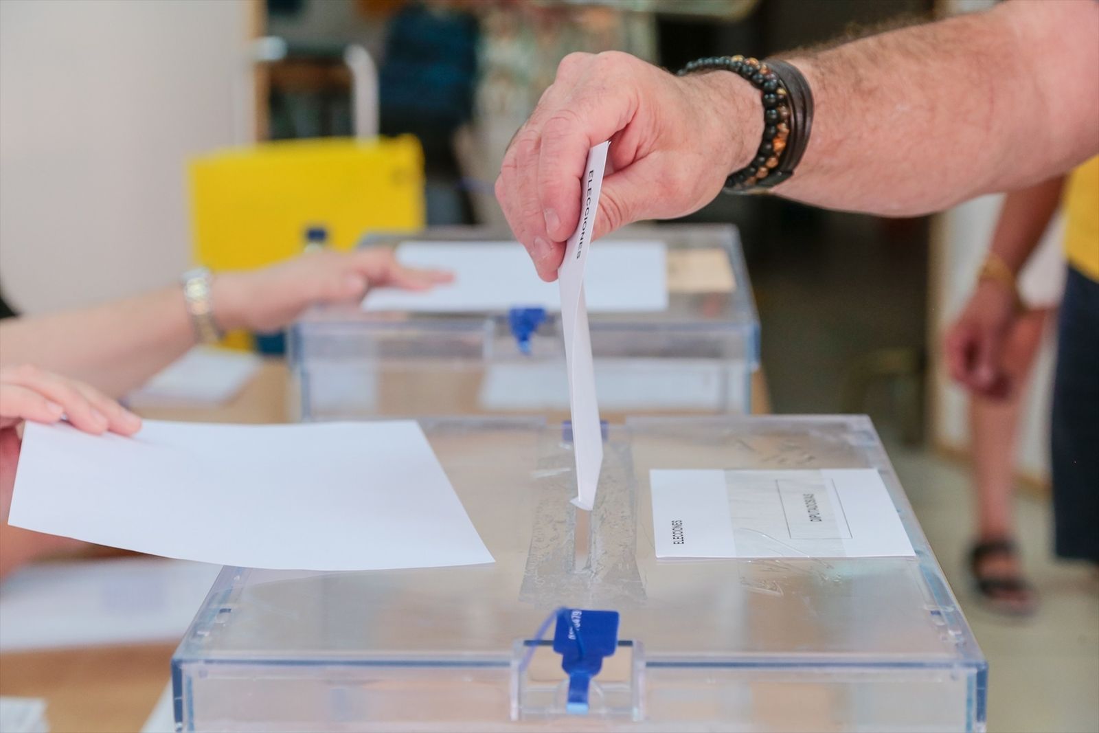 Una persona introduce su voto en una urna electoral