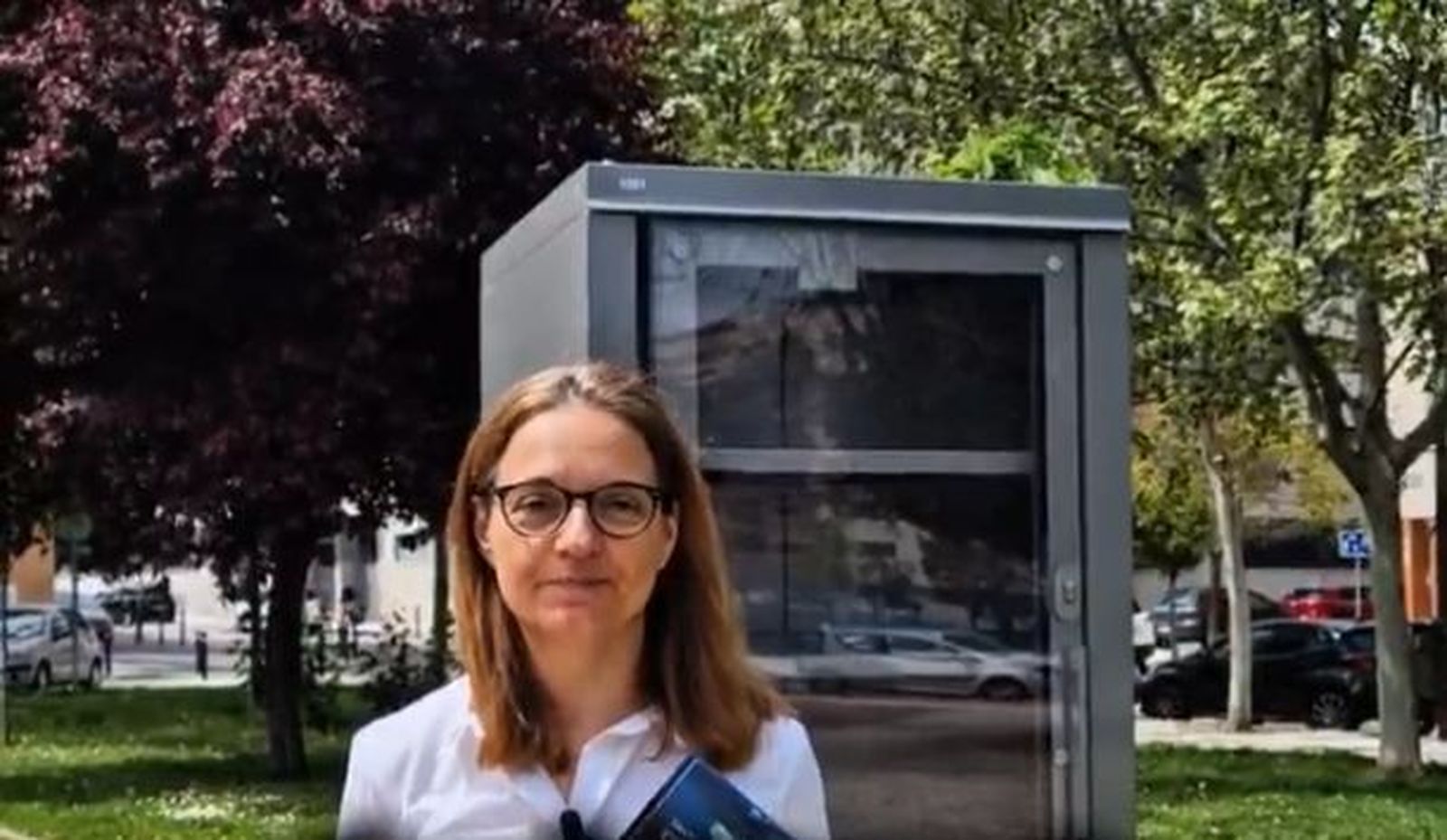 La alcaldesa de Getafe junto a uno de los dispensadores de libros