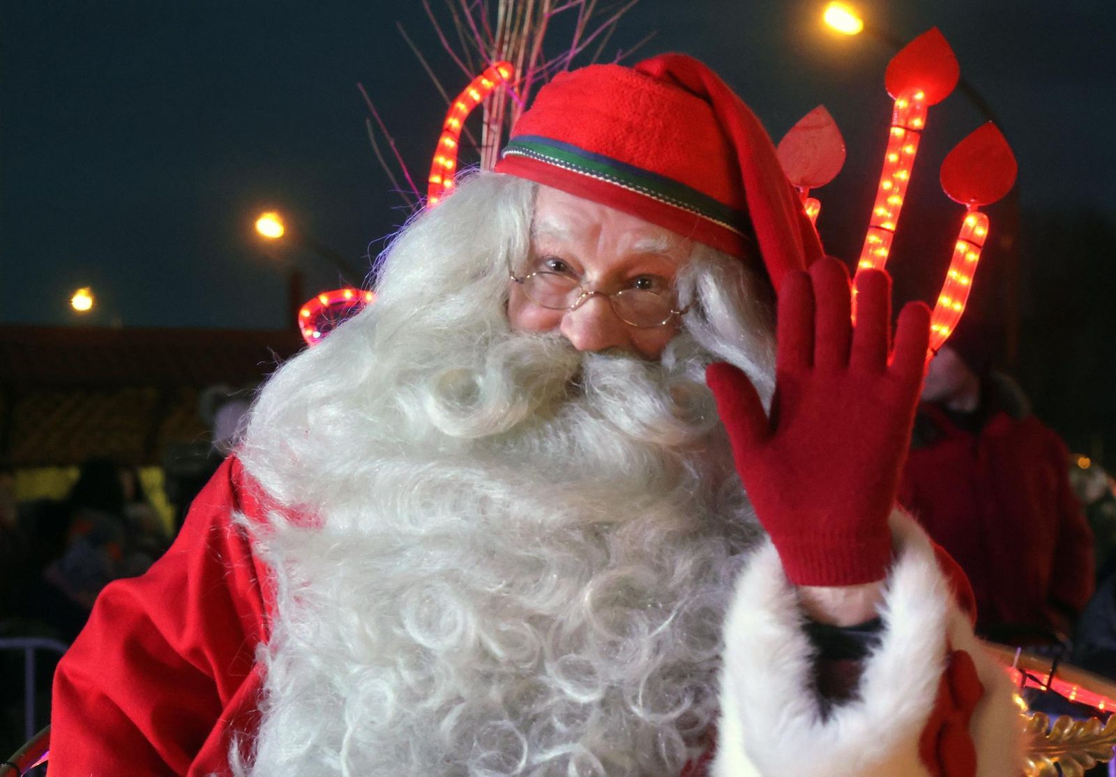 Papá Noel saluda a los niños