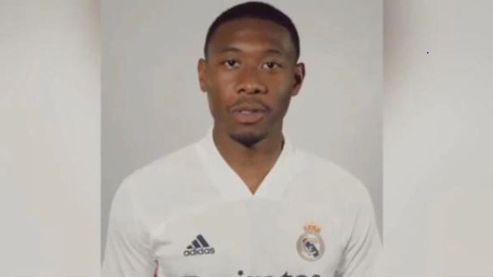 Alaba ya posa con la camiseta del Real Madrid: "Se cumple un sueño"