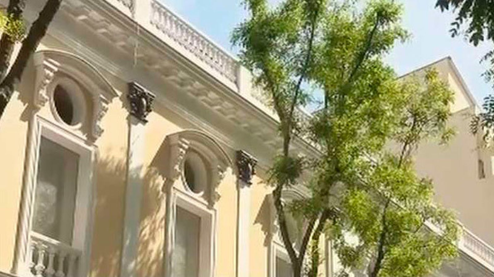 Fachada rehabilitada del frontón Beti Jai