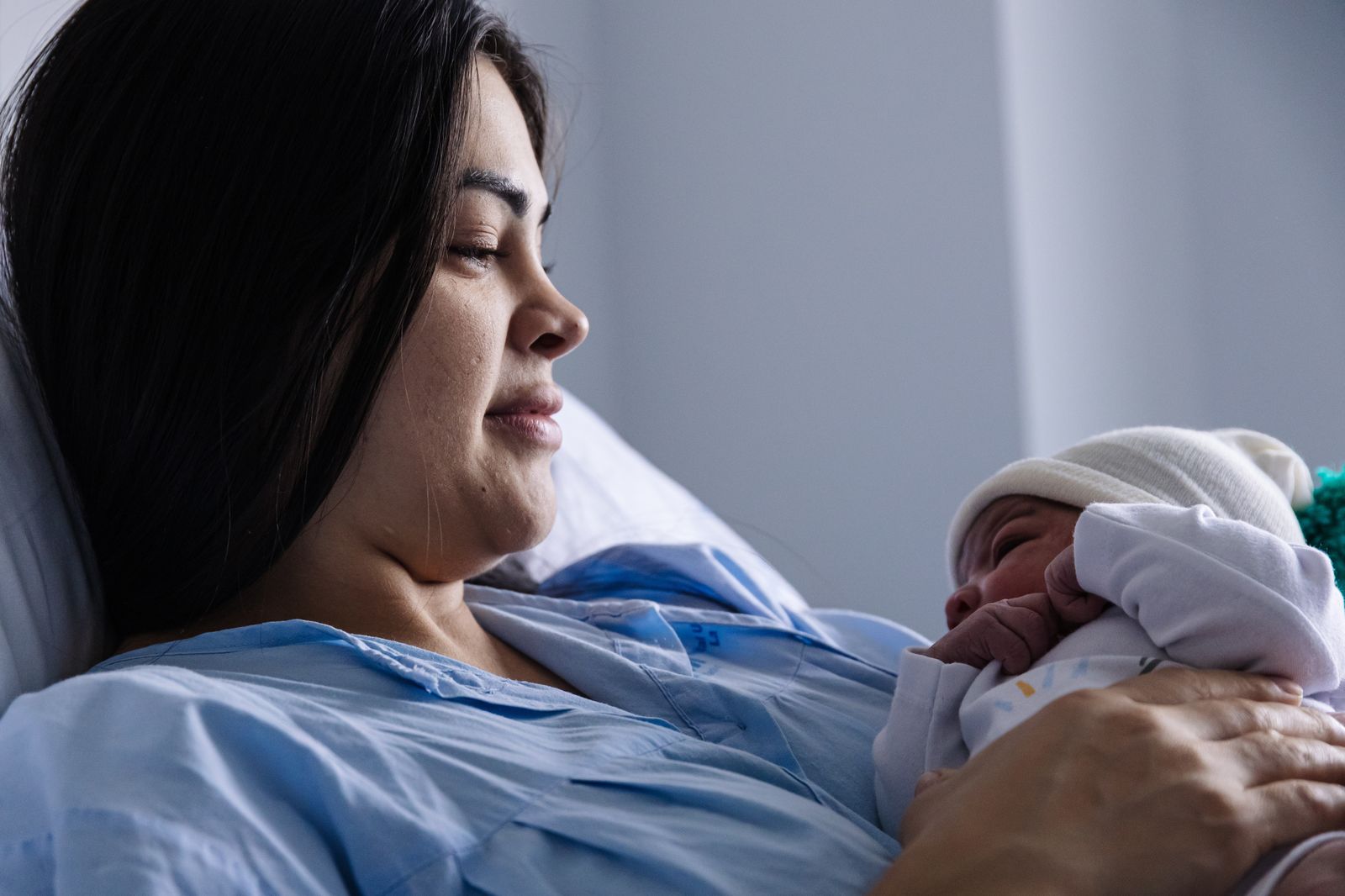 María Liz  con su hijo Erik, el primer bebé nacido en 2024 en Madrid, en el Hospital Universitario La Paz