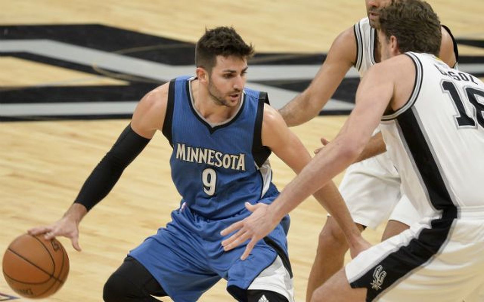 'Doble-doble' de Rubio ante los Spurs de Gasol