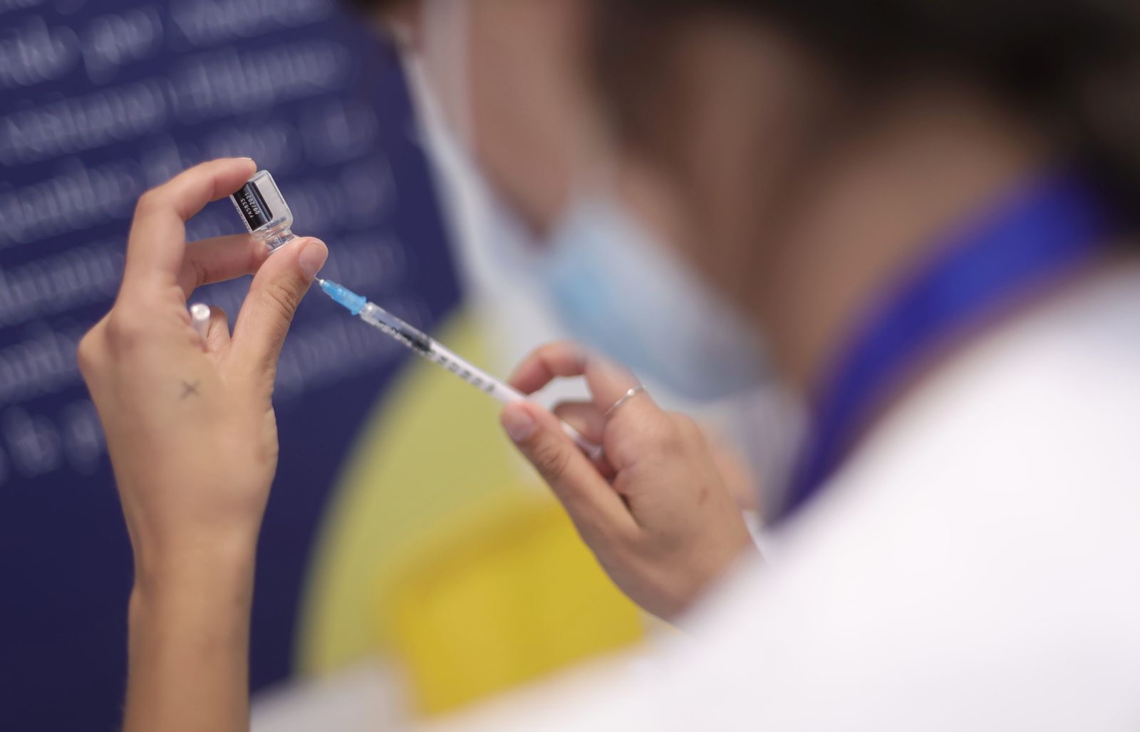 Una enfermera prepara una dosis de la vacuna contra la Covid-19