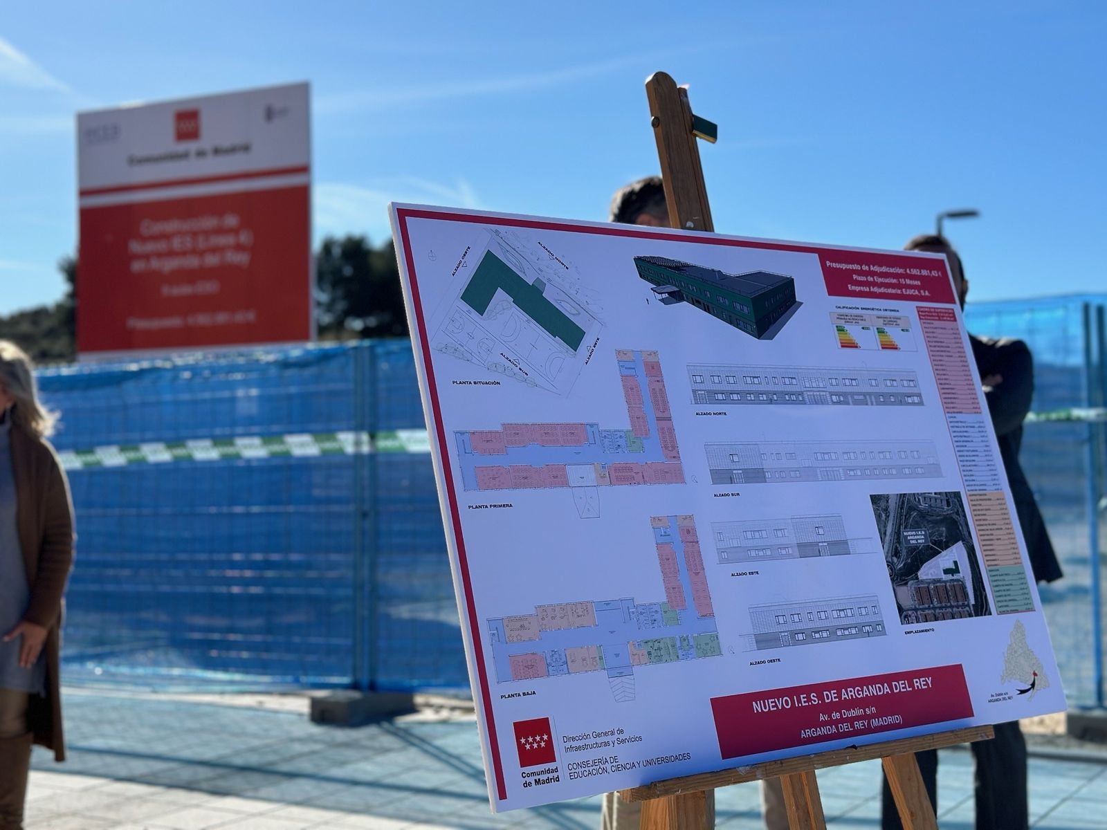 Paneles en la parcela donde se construye el nuevo IES de Arganda del Rey