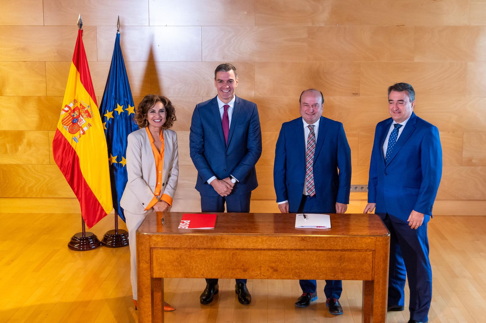 PNV y Sánchez firman su acuerdo para la investidura