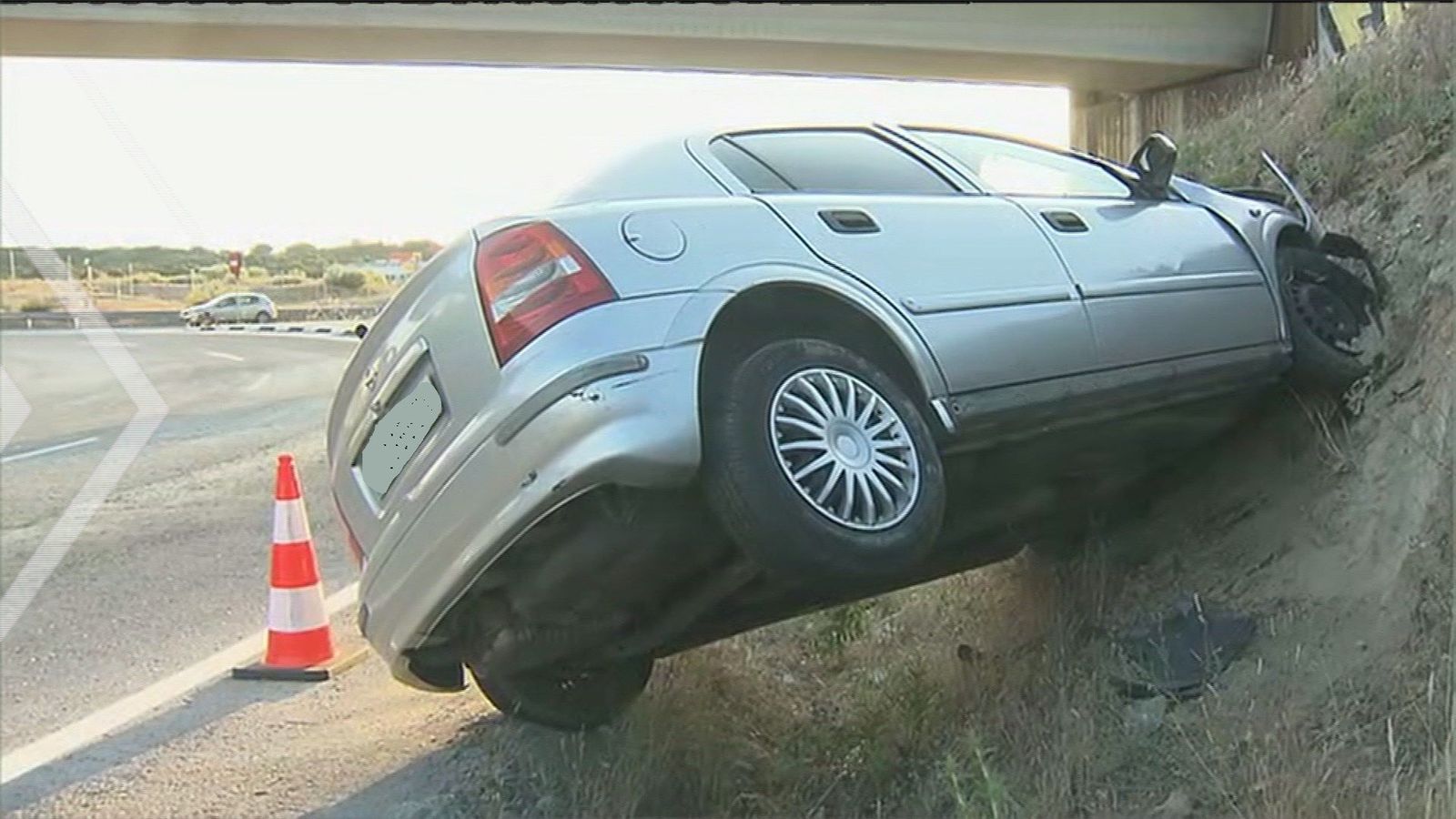 Un coche lleva varios días empotrado a un talud de tierra en la rotonda de Ciudad de la Imagen