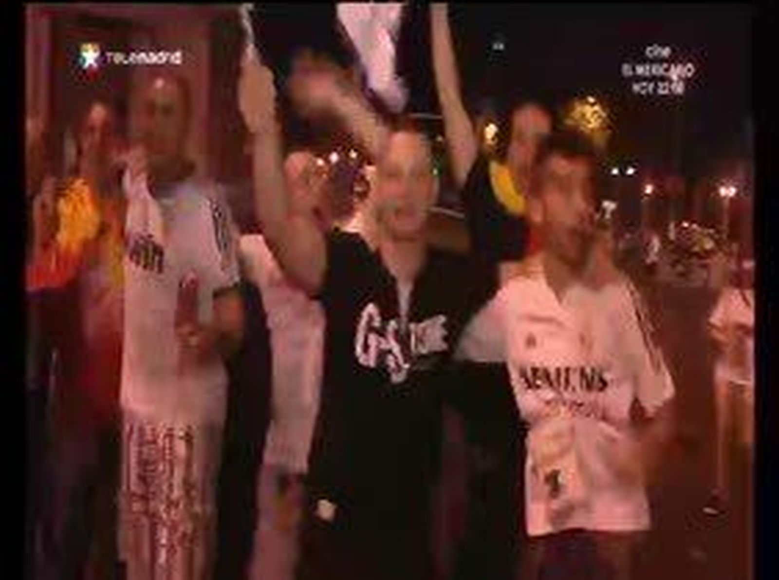 Unos dos mil aficionados madridistas festejan en Cibeles la Supercopa