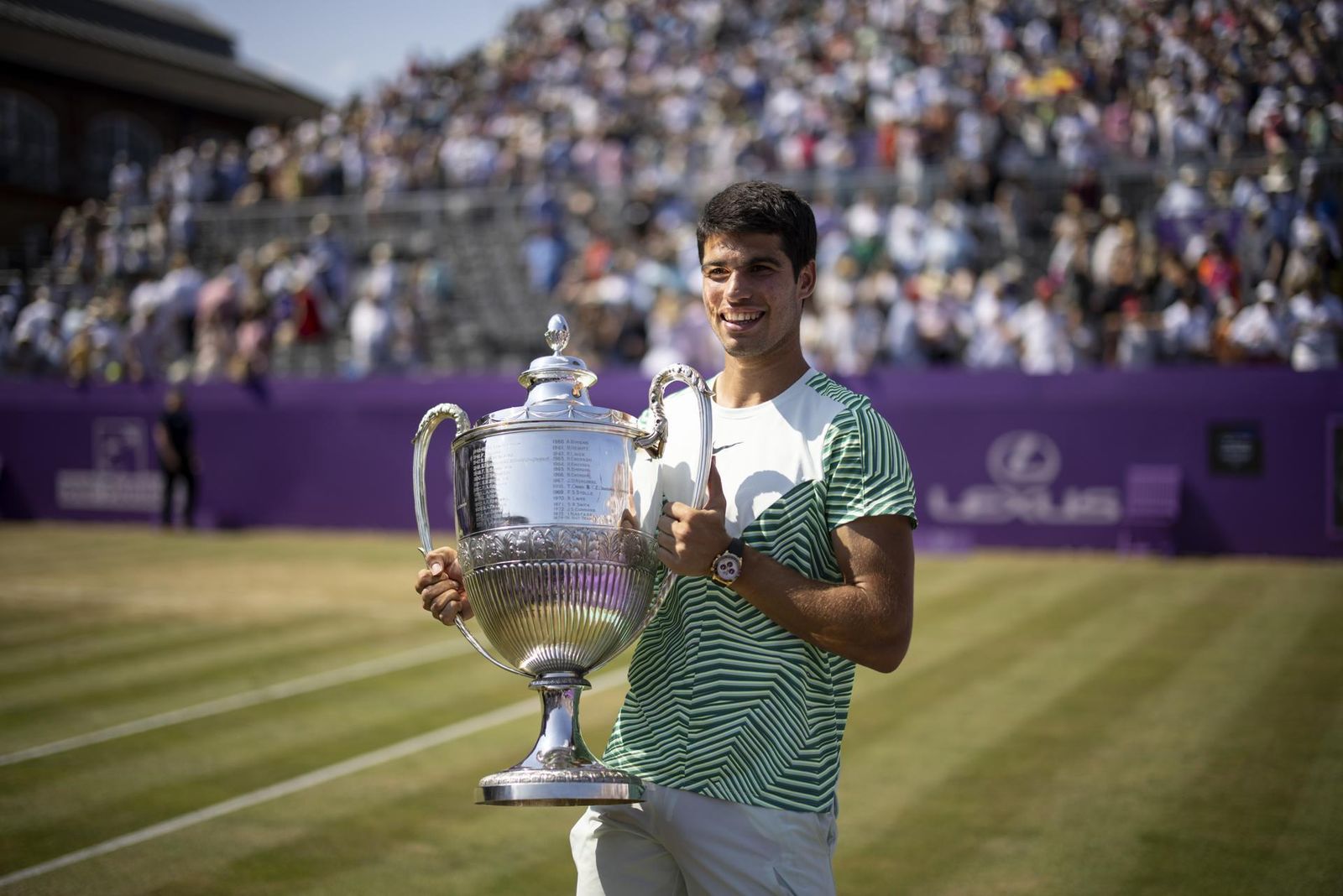 Alcaraz gana en Queen's y recupera el número uno del mundo