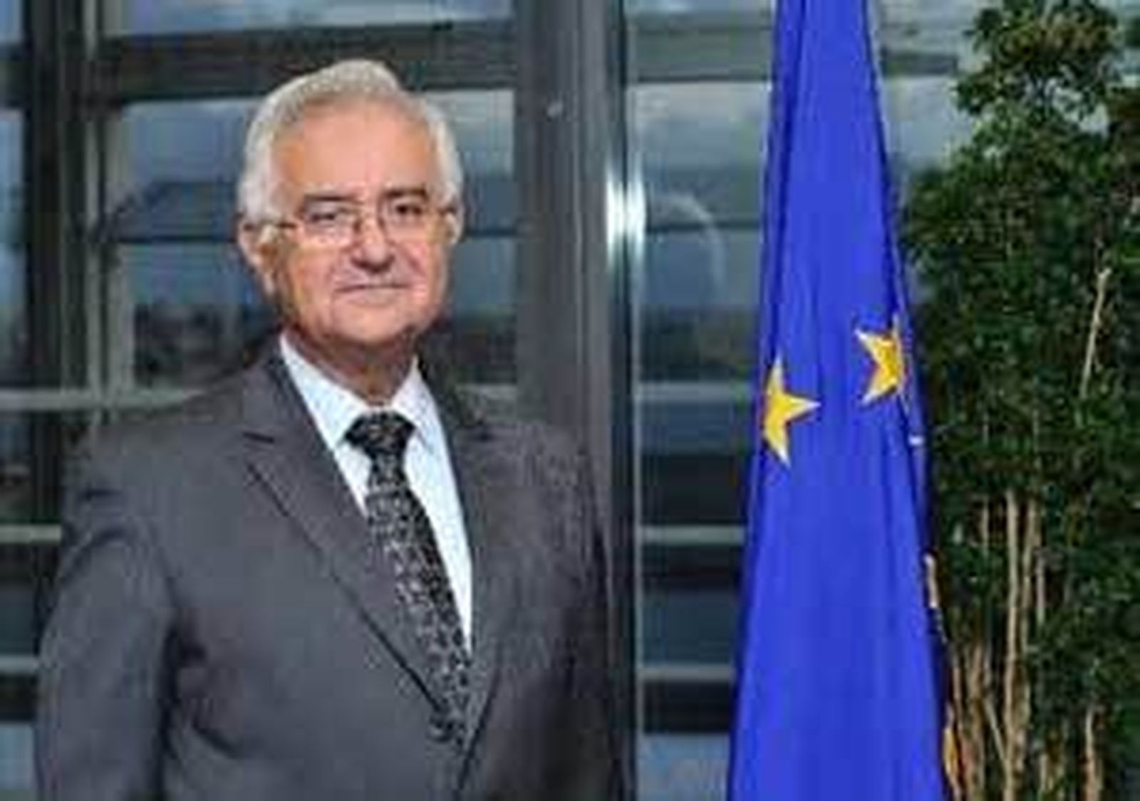 Dimite el comisario europeo de Salud tras ser investigado por la oficina antifraude