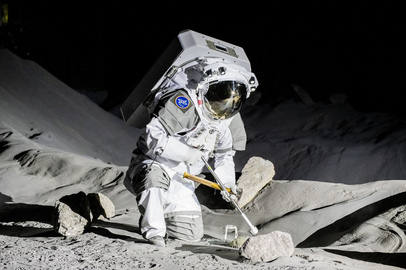 Un astronauta  de la ESA práctica en el simulador lunar