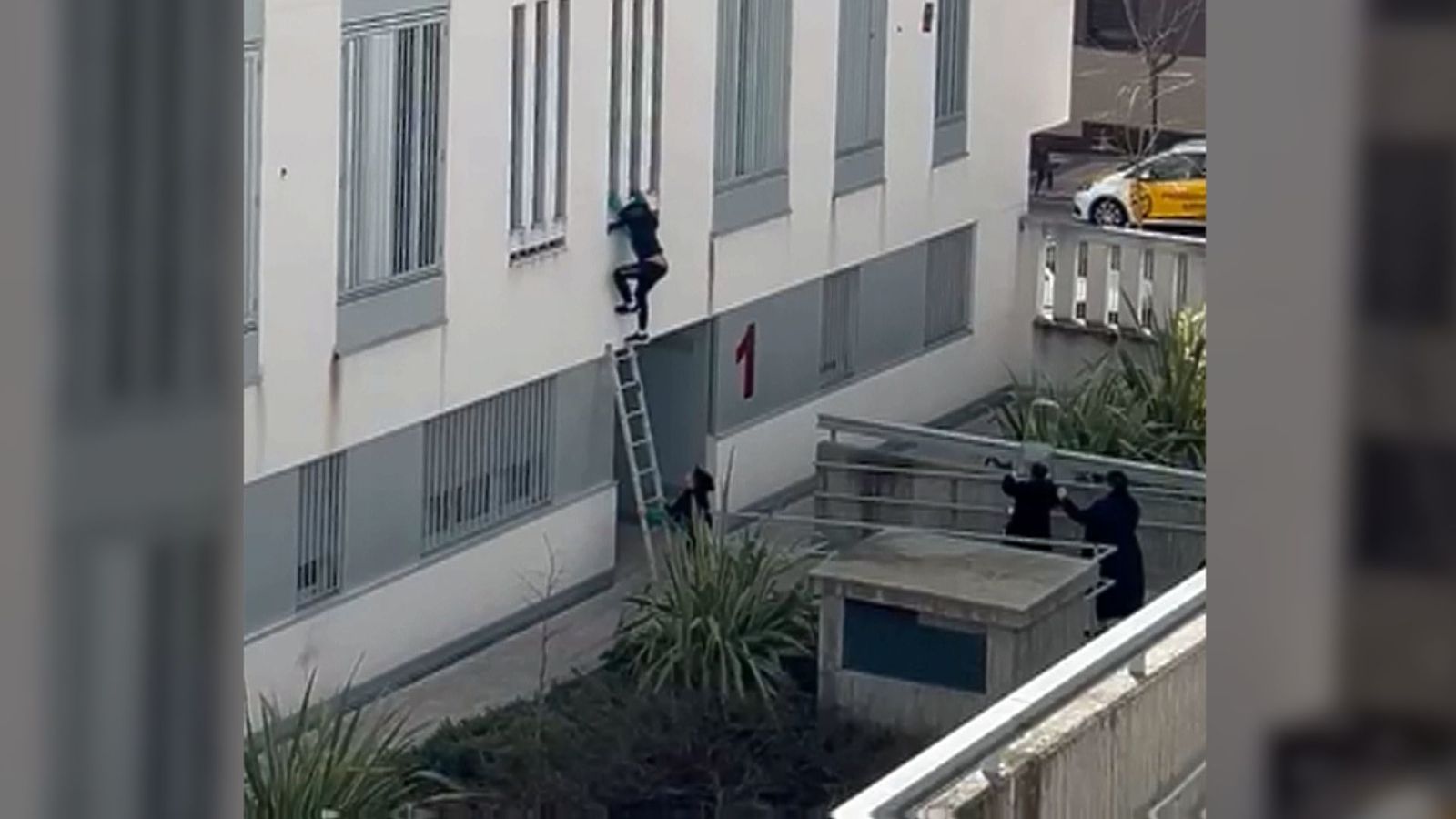 Pillados 'in fraganti' por los vecinos okupando un piso en Getafe