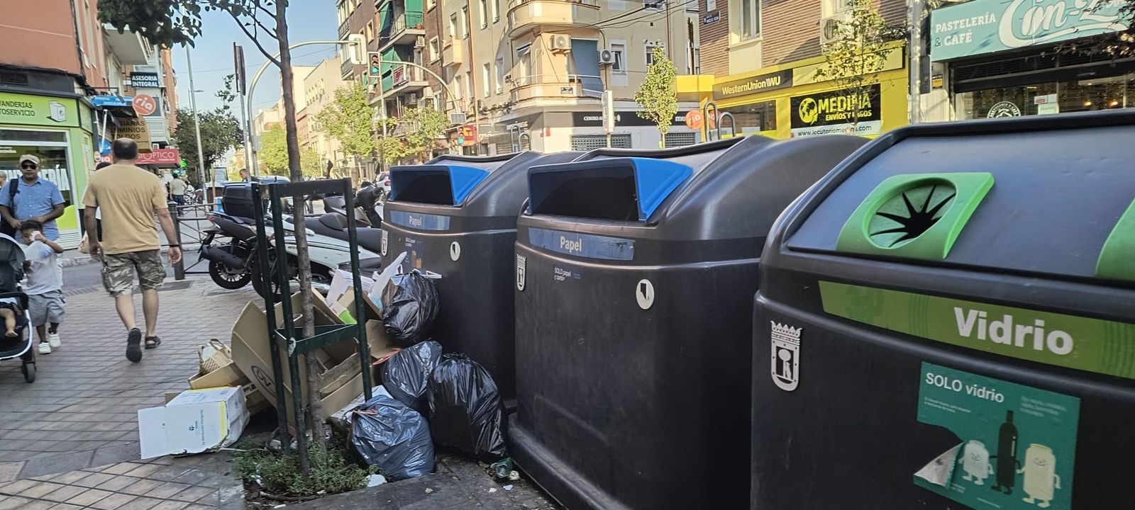 Calle Marcelo Usera, basuras junto a contenedores de papel y vidrio