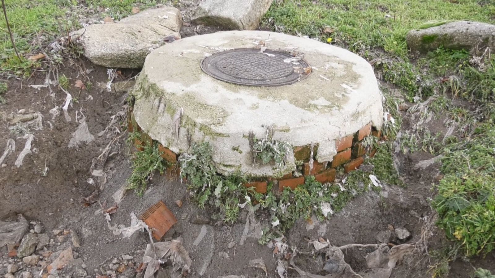 Las aguas fecales inundan la Dehesa Vieja de Moralzarzal