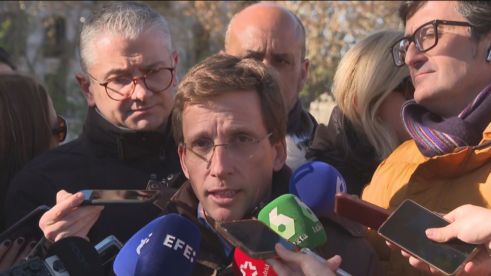 Almeida critica que Ribera visite Arganzuela de manera "sectaria y parcial" por las talas