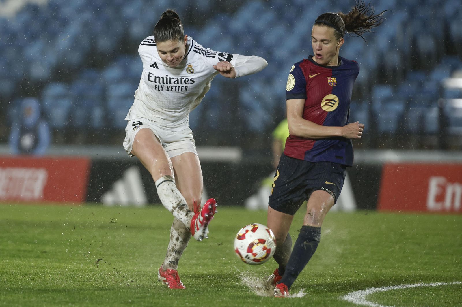 Real Madrid femenino ante el Barcelona