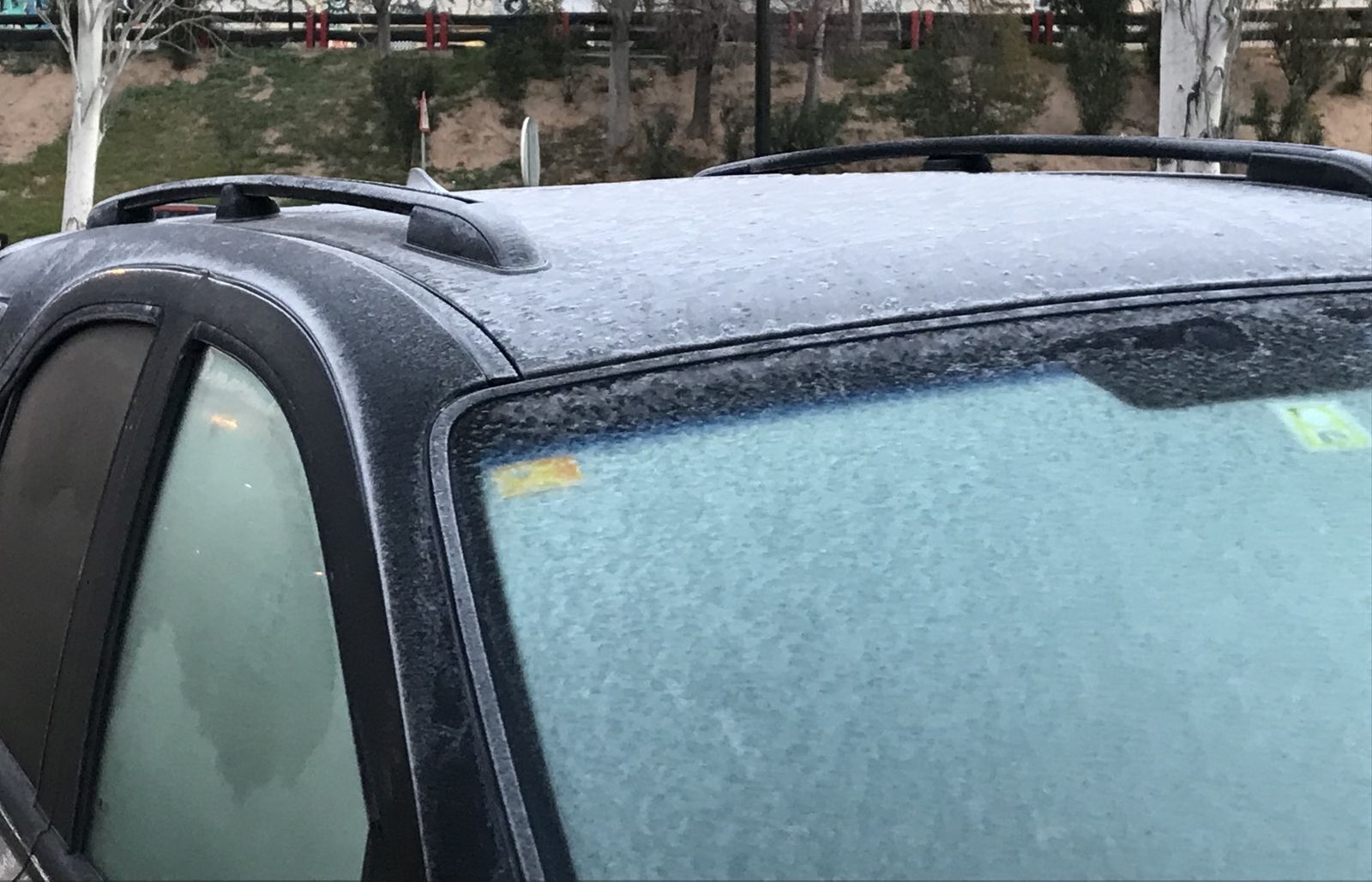 Hielo, rodada, escarcha en un vehículo oscuro