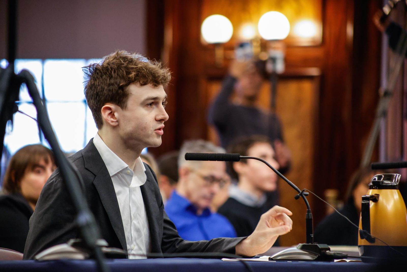 El exinvestigador de OpenAI y Anthropic Jacob Coxon, en una sesión de un comité de evaluación de riesgos de la IA