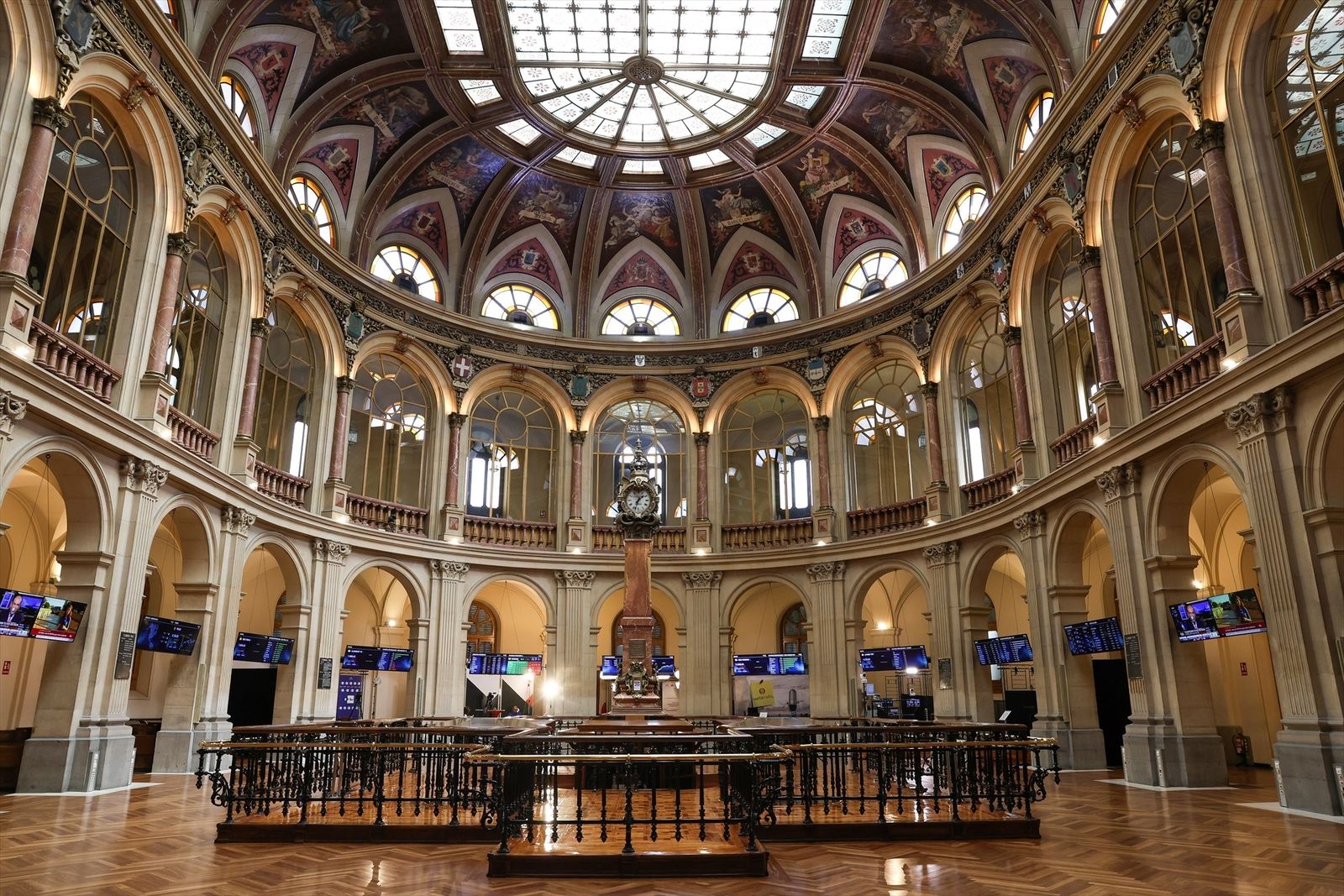 Vista general del Palacio de la Bolsa