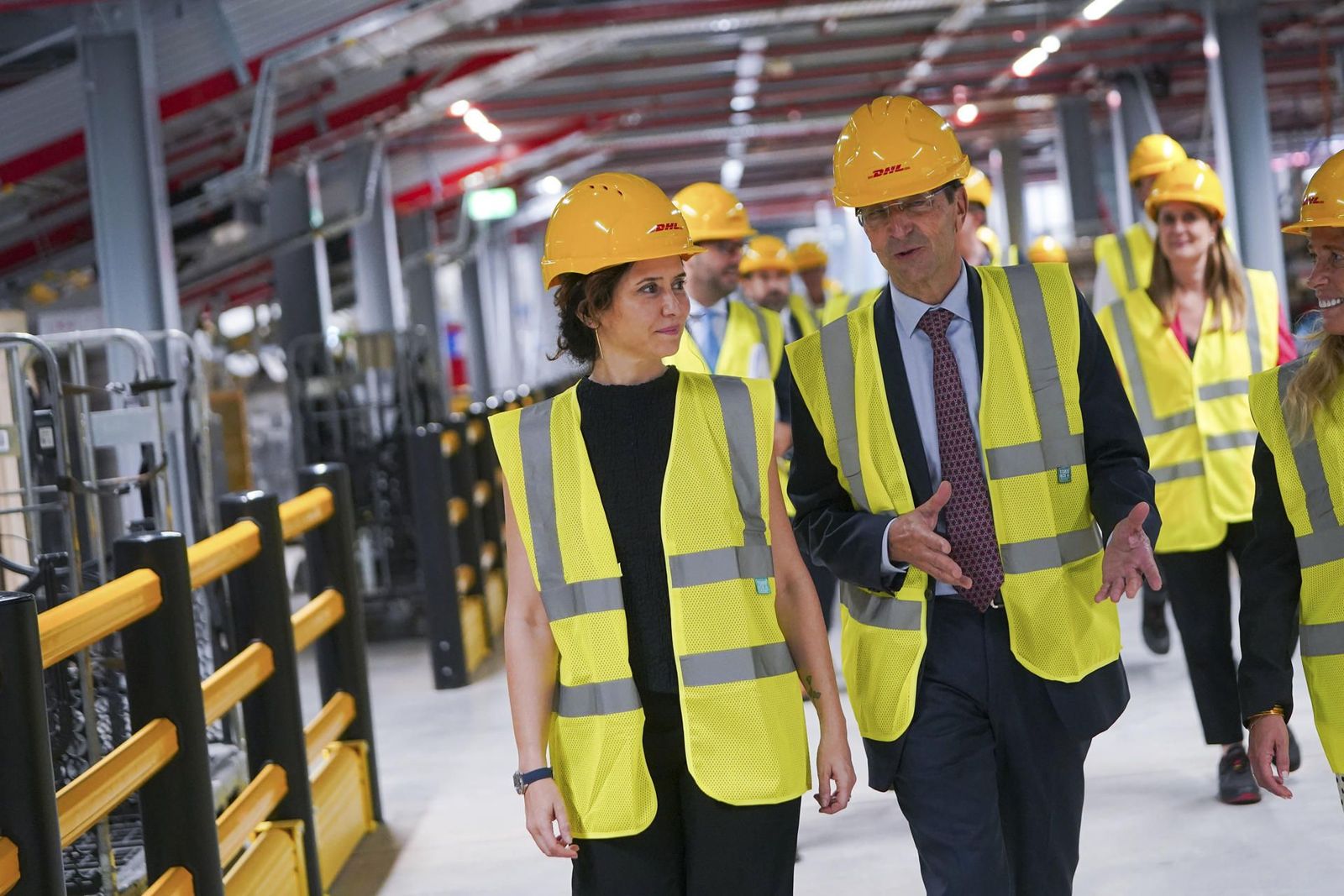 Ayuso firma un acuerdo con DHL Express para promover el empleo y la formación profesional