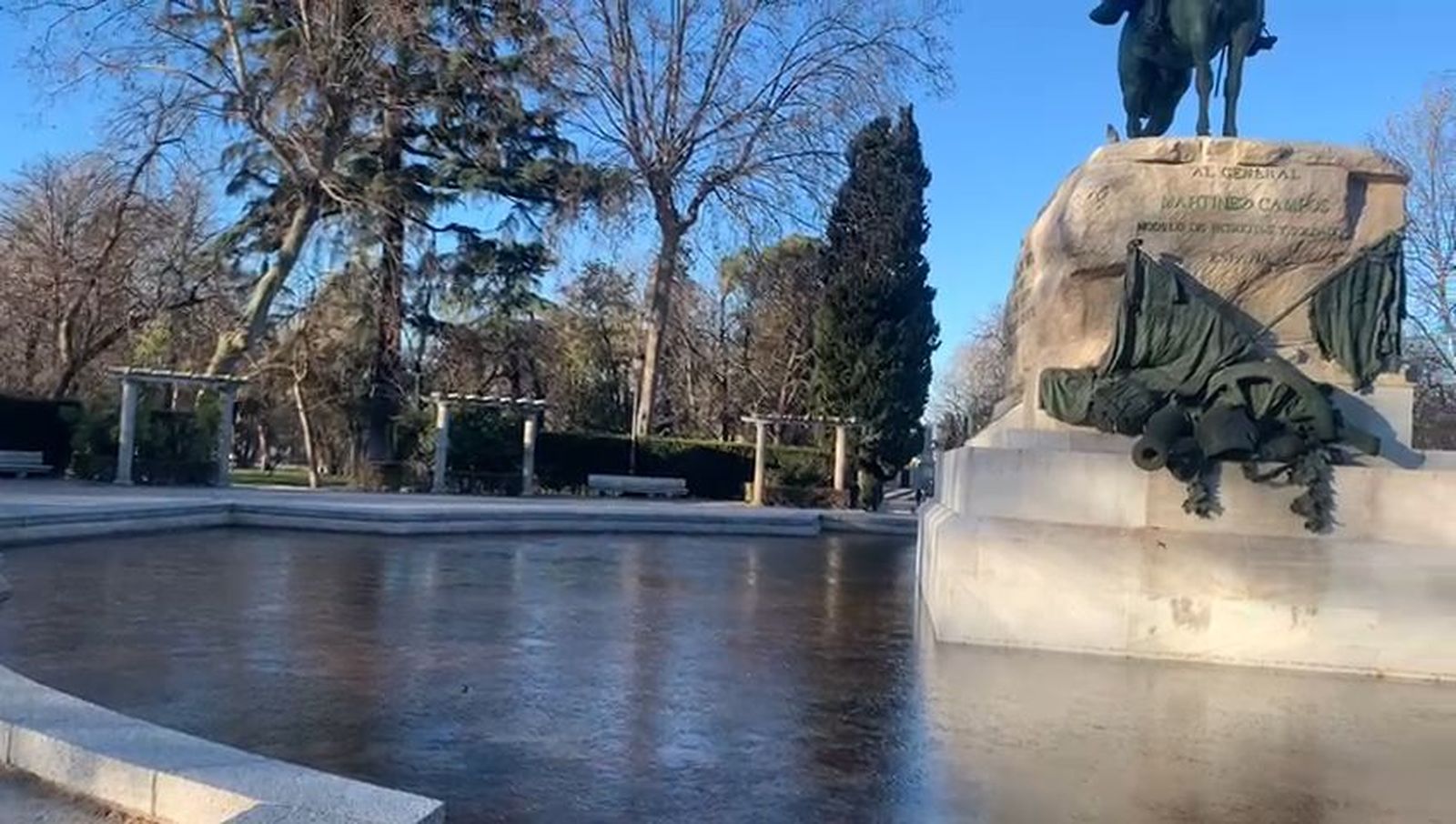 El frío se hace sentir en Madrid: las fuentes del Retiro amanecen congeladas