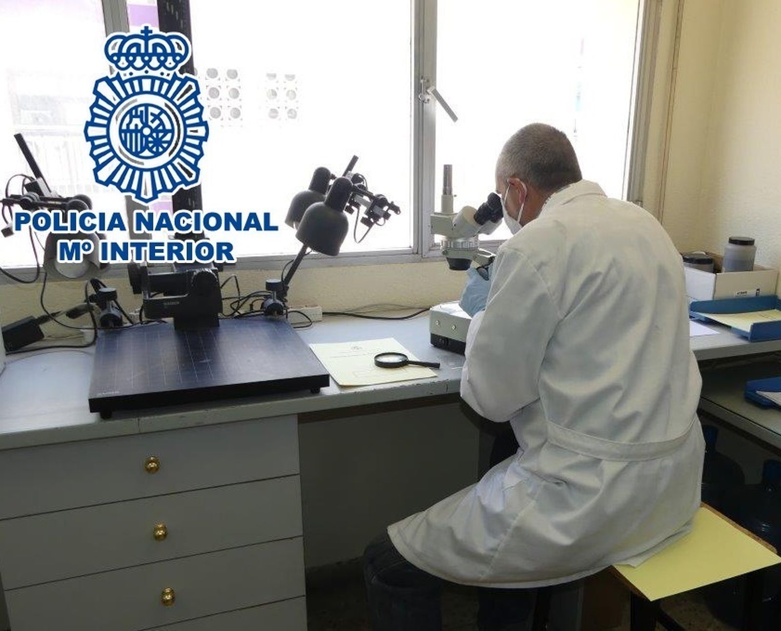 Un agente de la Policía Científica