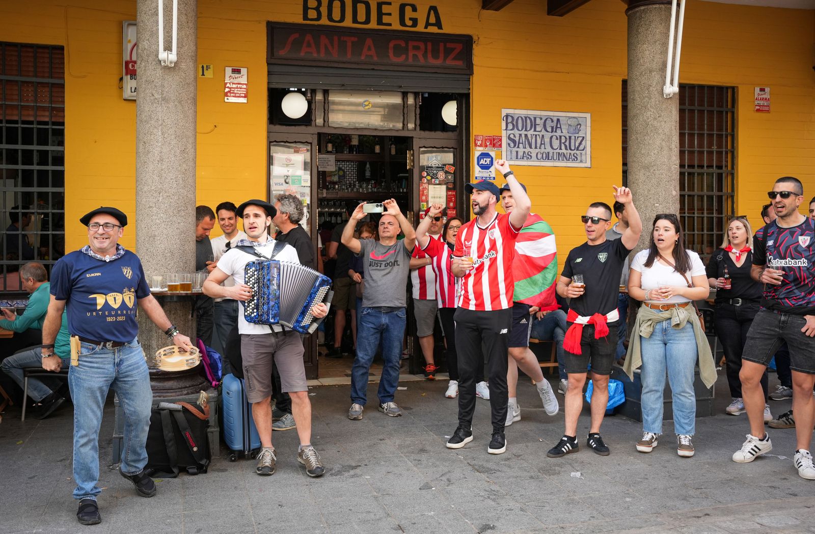 Polémica en Sevilla por la búsqueda de camareros que hablen euskera para atender a los aficionados del Athletic