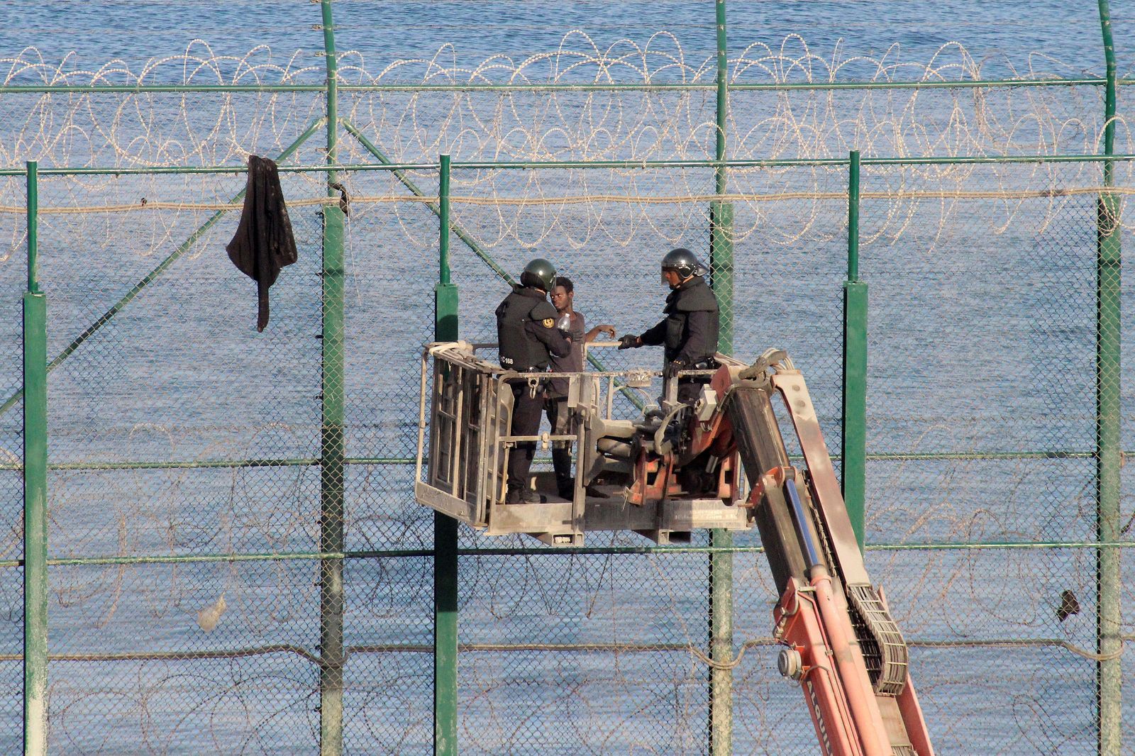 Once guardias civiles resultan heridos durante el asalto masivo en Ceuta