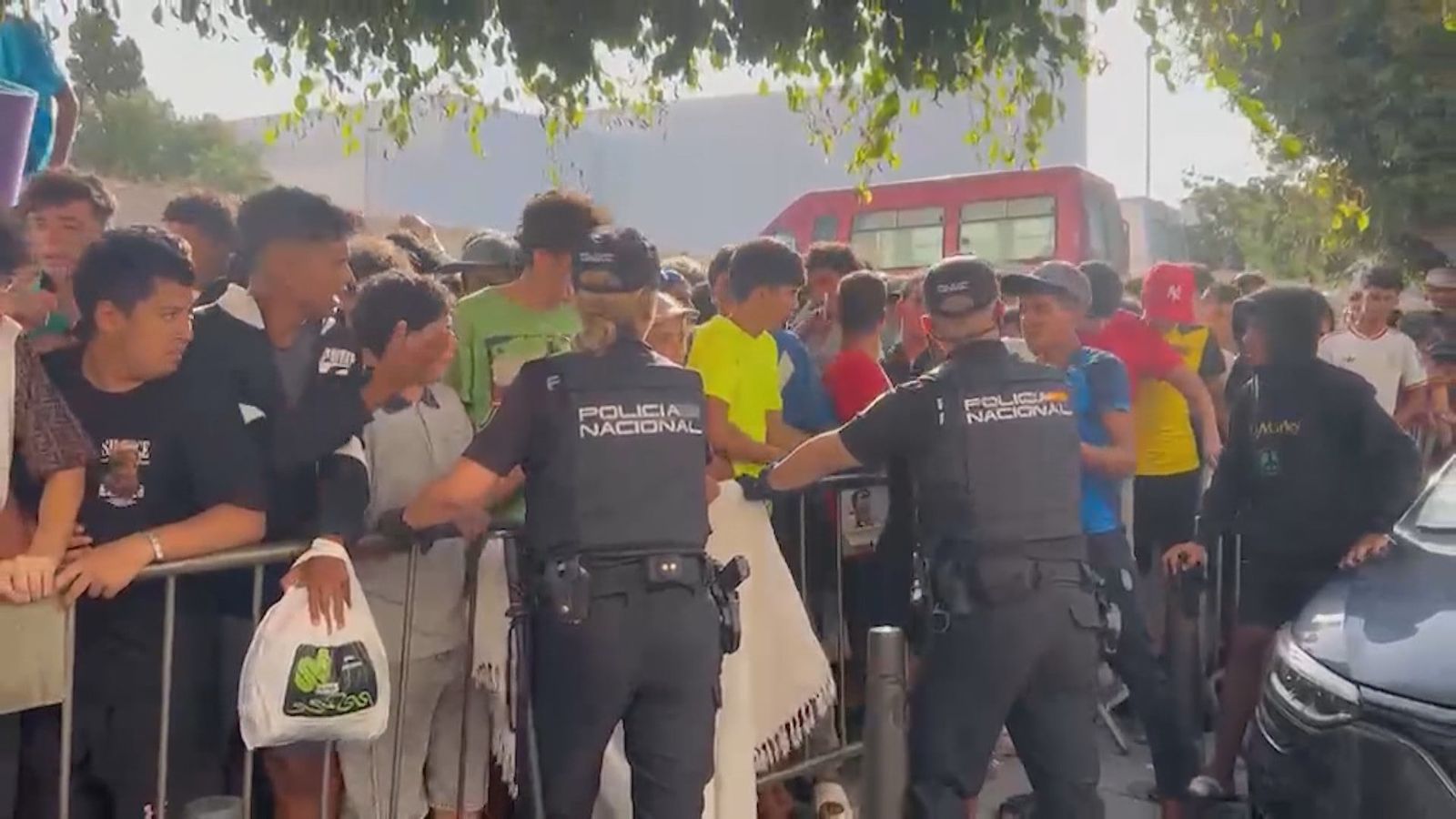 Jóvenes migrantes en Ceuta, contenidos por la policía