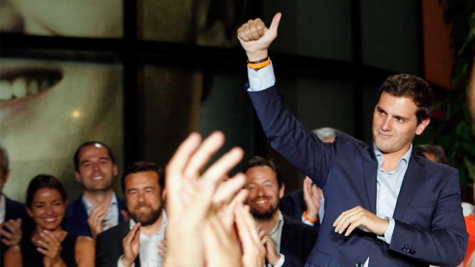 Rivera emplaza a PP y a PSOE a negociar ya mañana sin "sillones" por delante