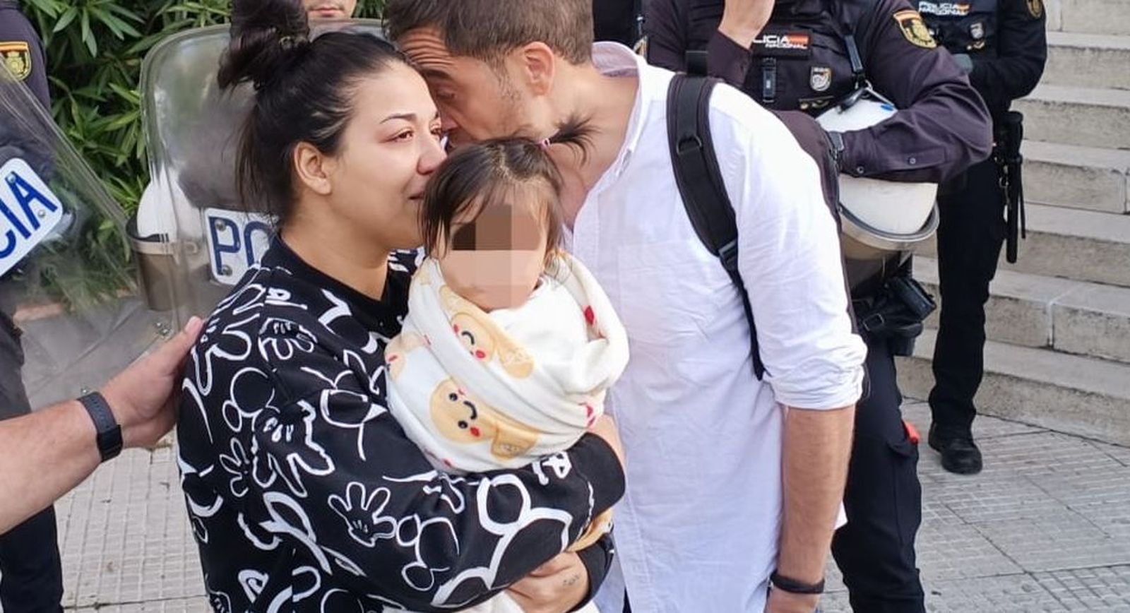 La madre con uno de sus hijos, a las puertas del edificio donde vivía