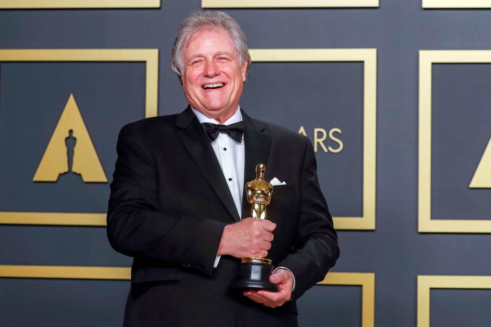 Donald Sylvester con el Oscar a Mejor Montaje de Sonido