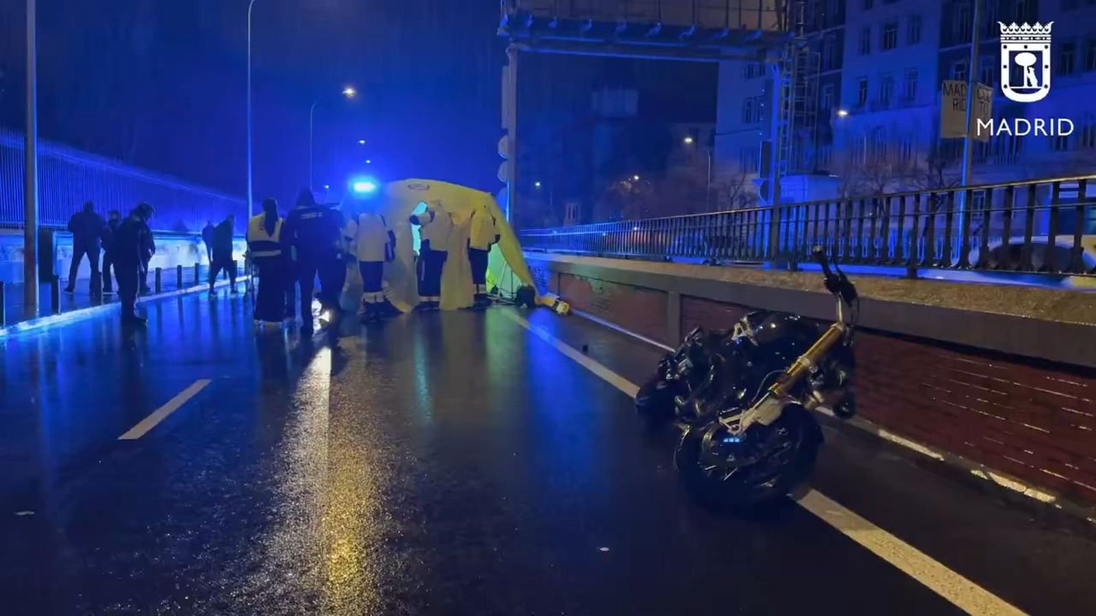 Dos heridos graves en un accidente entre un motorista y un ciclista en la calle O'Donell