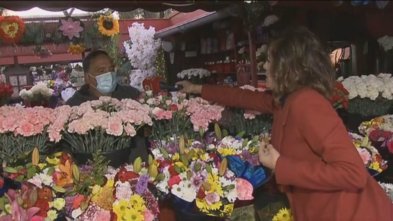 Crisantemos y rosas para el Día de Todos los Santos