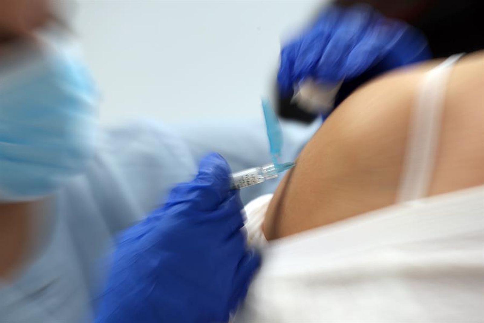 Una persona se vacuna contra la gripe