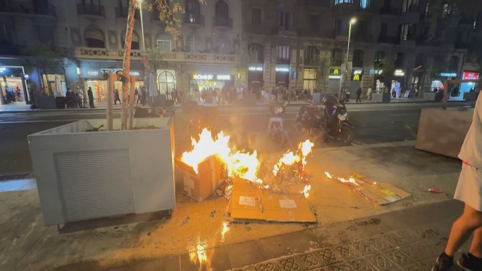 128 detenidos en los disturbios  de Barcelona, con saqueo de comercios y quema de mobiliario urbano