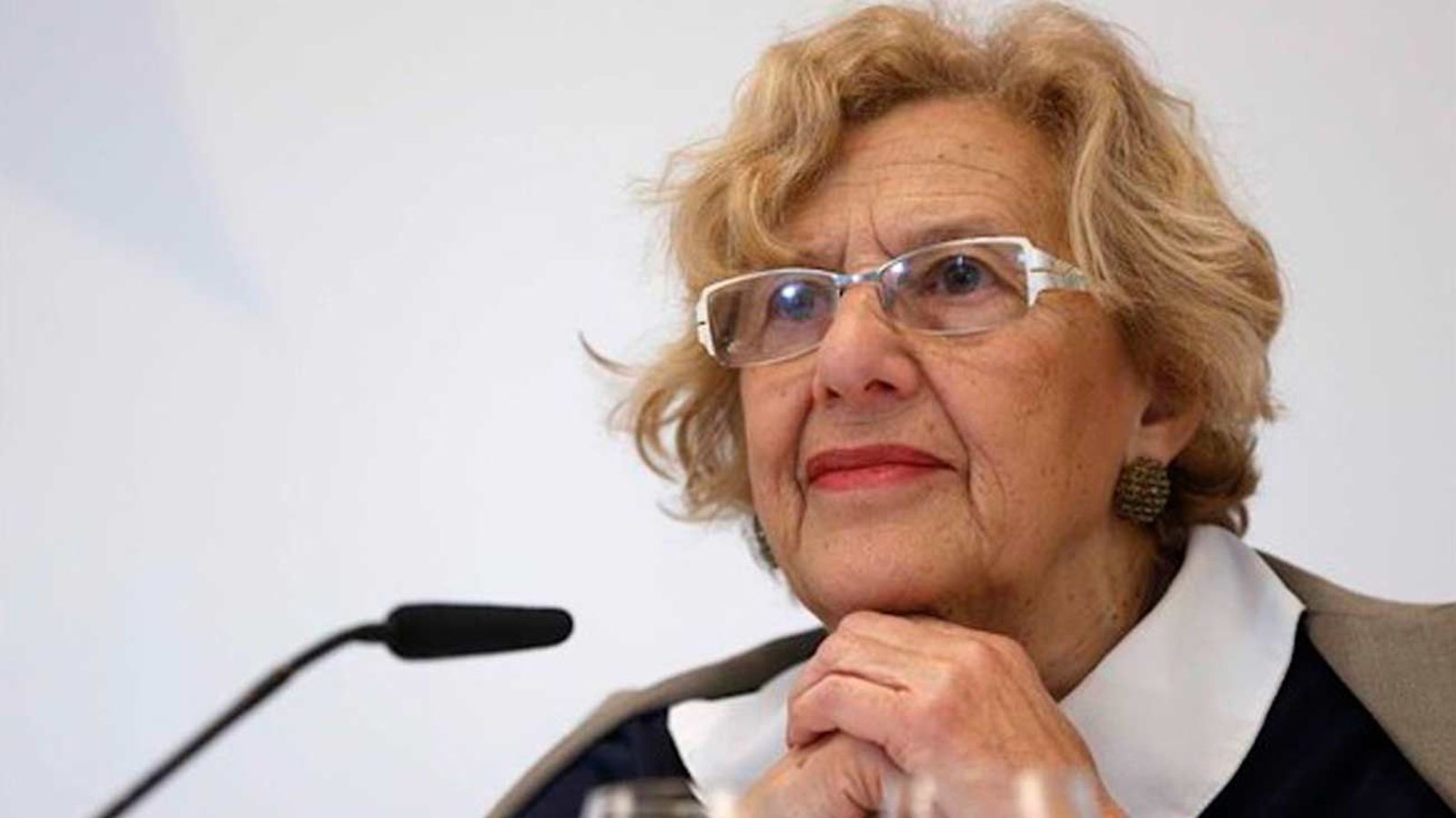 Carmena sigue en observación en el hospital