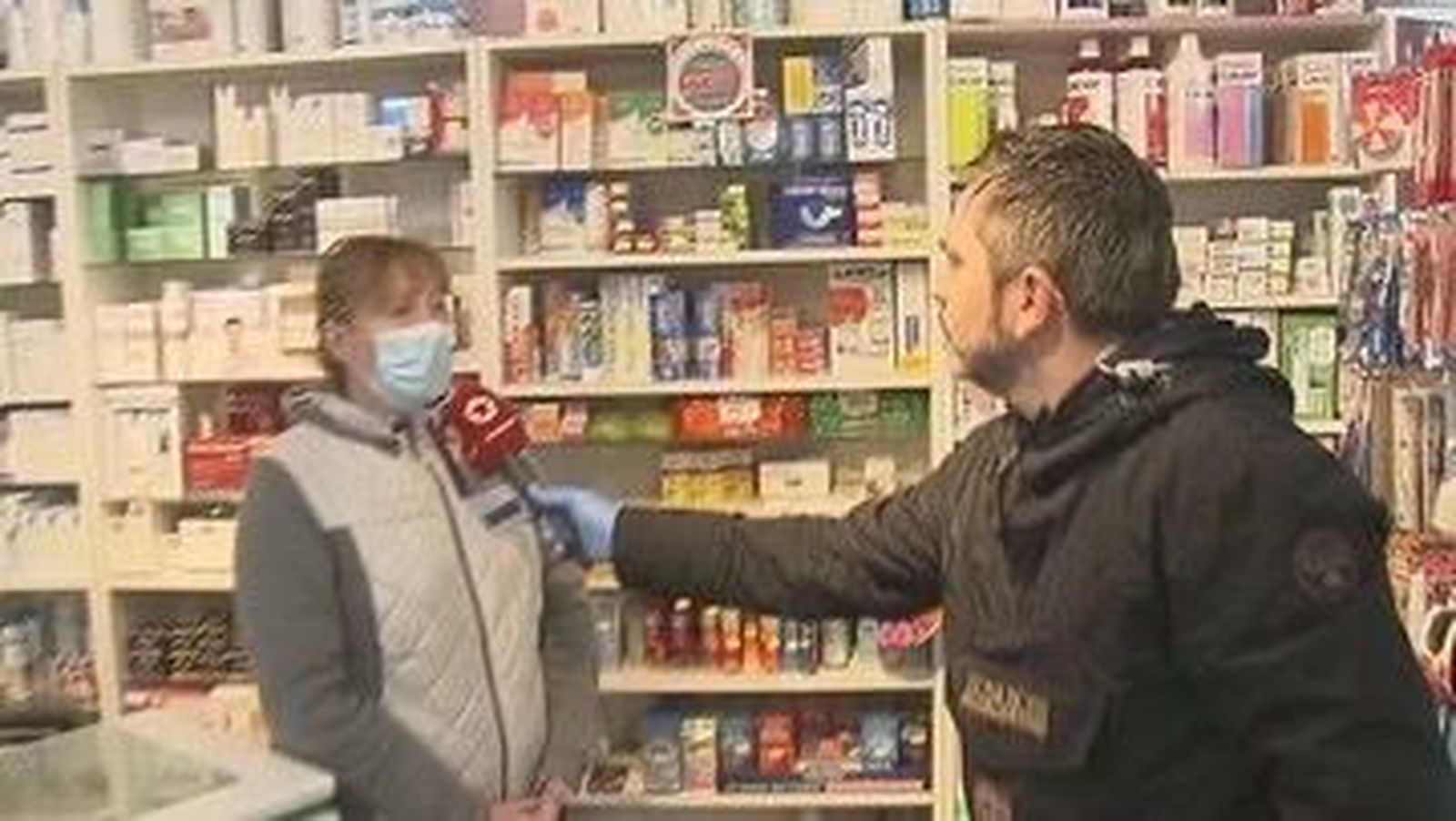 Raquel Casado recorre los pueblos de la sierra entregando medicamentos a los ancianos confinados