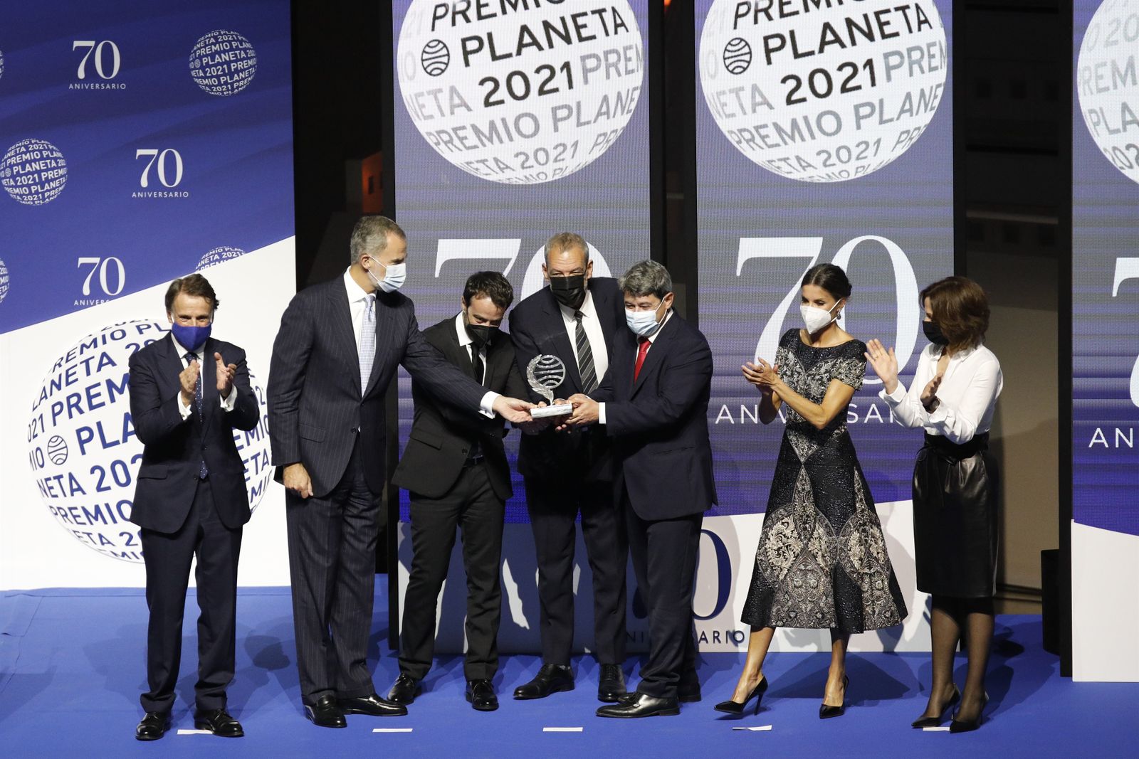 Los Reyes con los ganadores y la finalista del Premio Planeta 2021