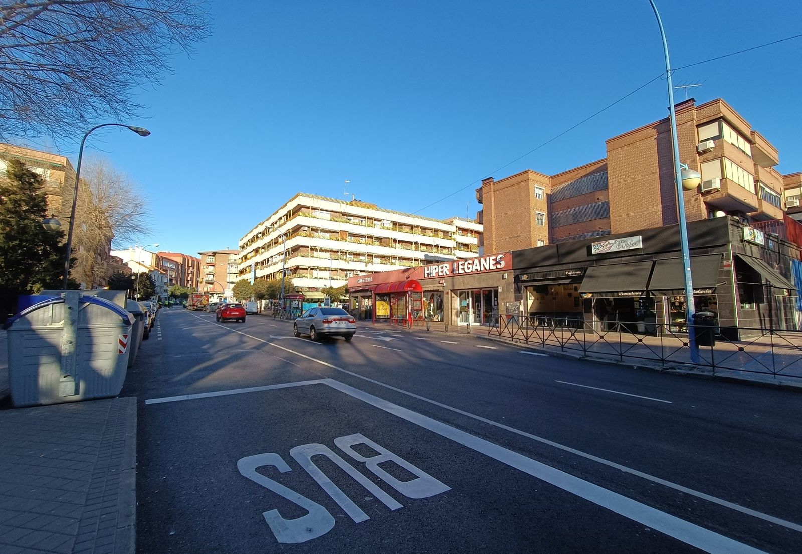 Una calle de la ciudad de  Leganés con locales comerciales