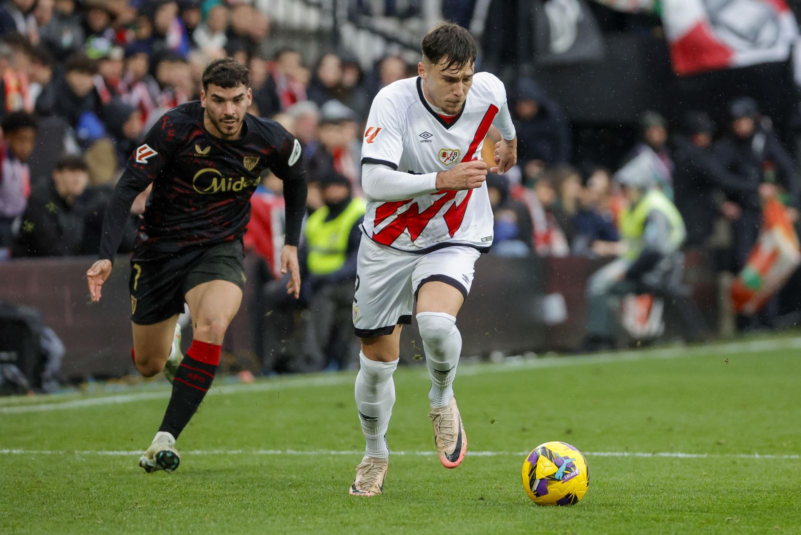 El rayista Ratiu se marcha del sevillista Isaac Romero