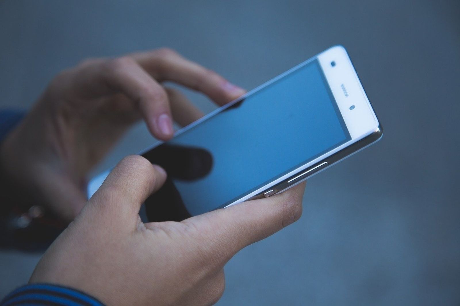 Persona usando su teléfono móvil