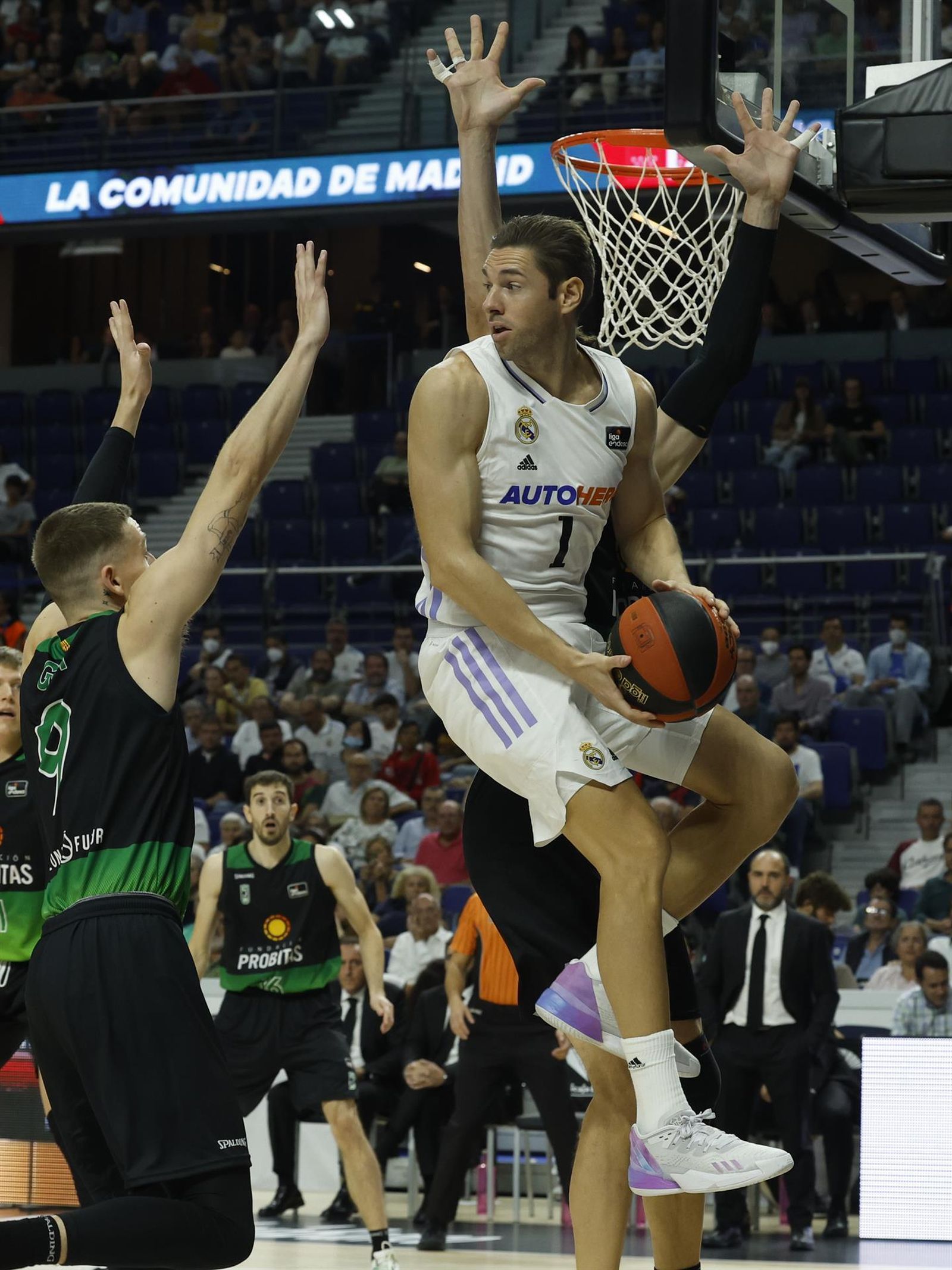 El alero del Real Madrid Causeur con el balón ante el escolta del Joventut de Badalona Kyle Guy